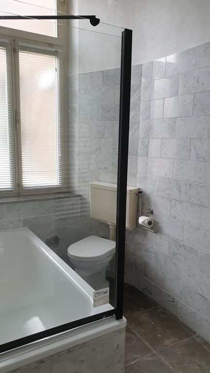 Hoofdstraat 40a Badkamer met bad-douche en douchewand - toilet.jpg